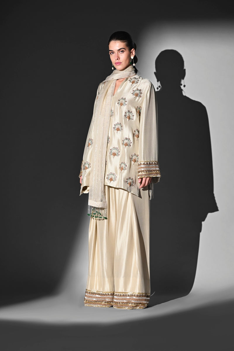 OFF-WHITE FARSHI SET WITH HANDTHREAD EMBROIDERY AND DUPATTA