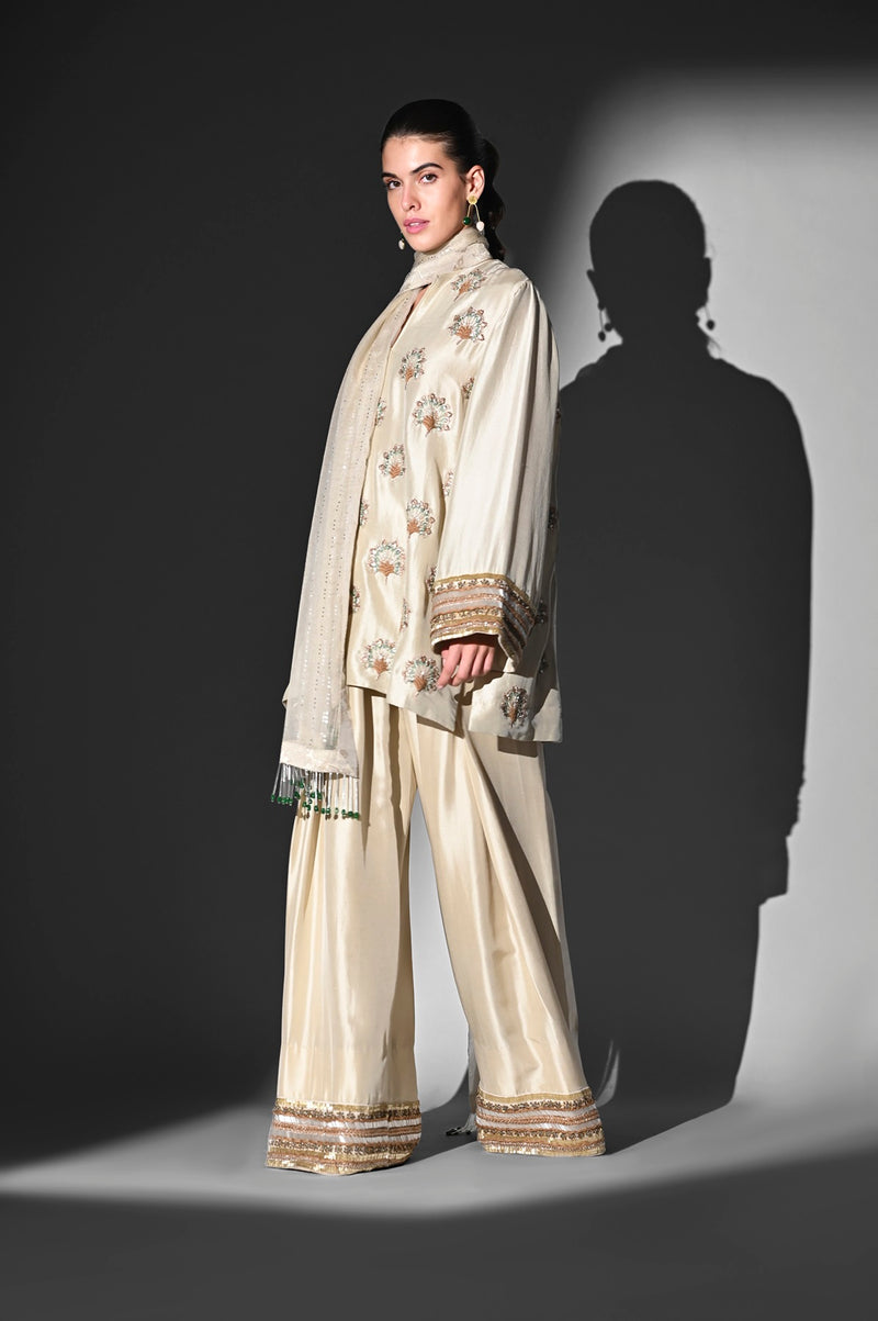 OFF-WHITE FARSHI SET WITH HANDTHREAD EMBROIDERY AND DUPATTA