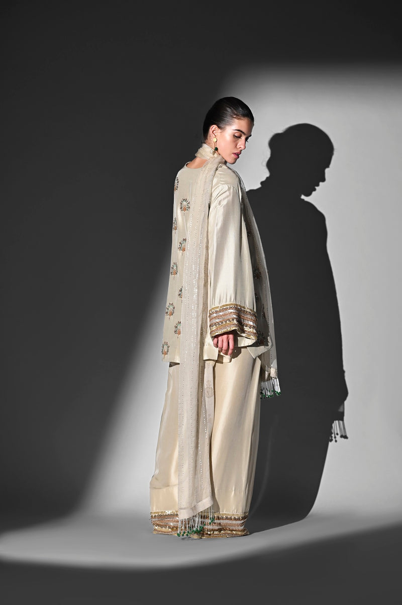OFF-WHITE FARSHI SET WITH HANDTHREAD EMBROIDERY AND DUPATTA