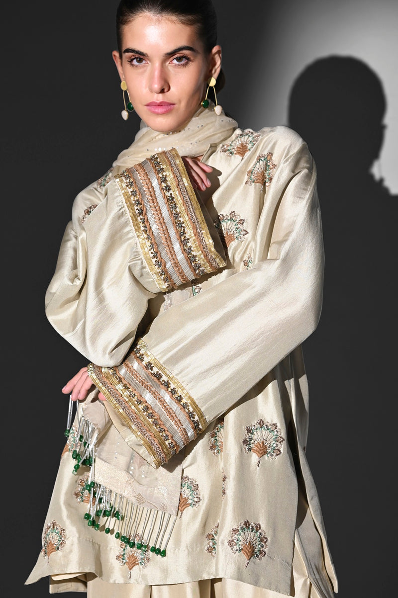 OFF-WHITE FARSHI SET WITH HANDTHREAD EMBROIDERY AND DUPATTA