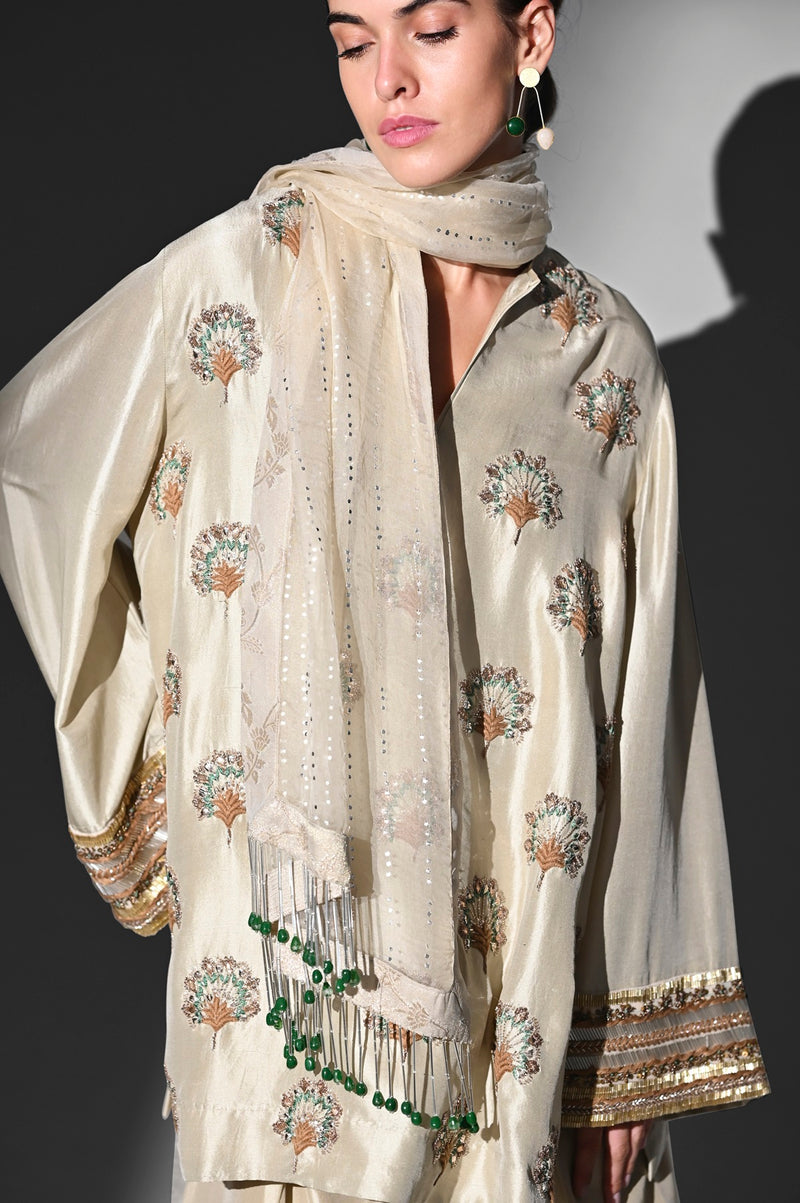 OFF-WHITE FARSHI SET WITH HANDTHREAD EMBROIDERY AND DUPATTA