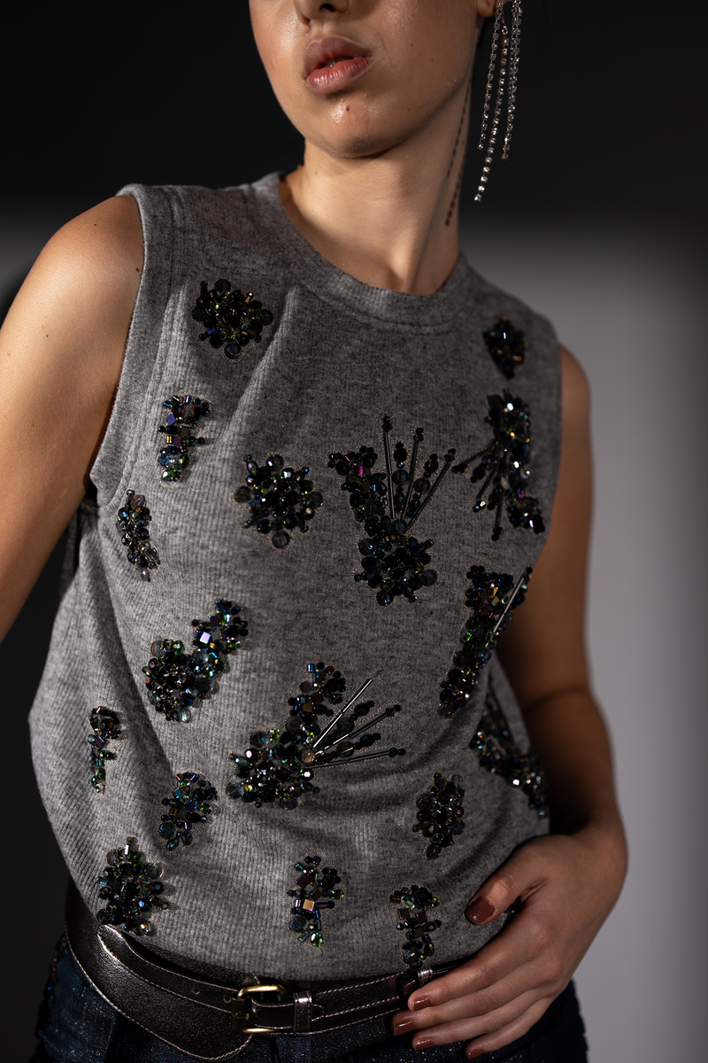 GREY KNIT TSHIRT WITH CLUSTER EMBROIDERY