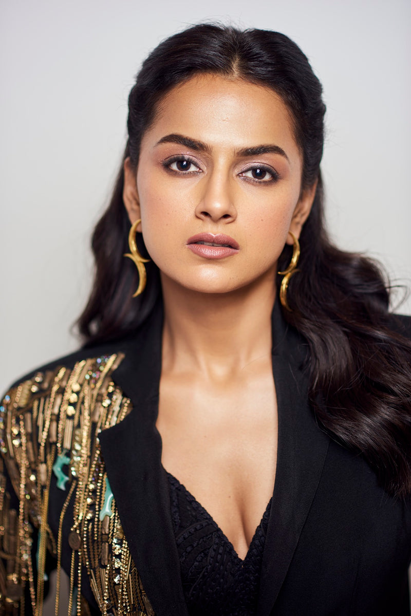 SHRADDHA SHRINATH IN BLACK PANTSUIT SET WITH METALLIC GOLD EMBELLISHMEMTS
